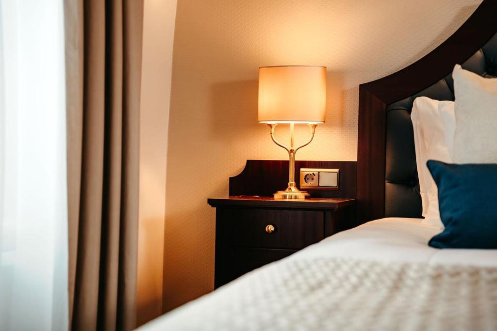 Grand Hotel Karel V Ουτρέχτη Εξωτερικό φωτογραφία A bedside table