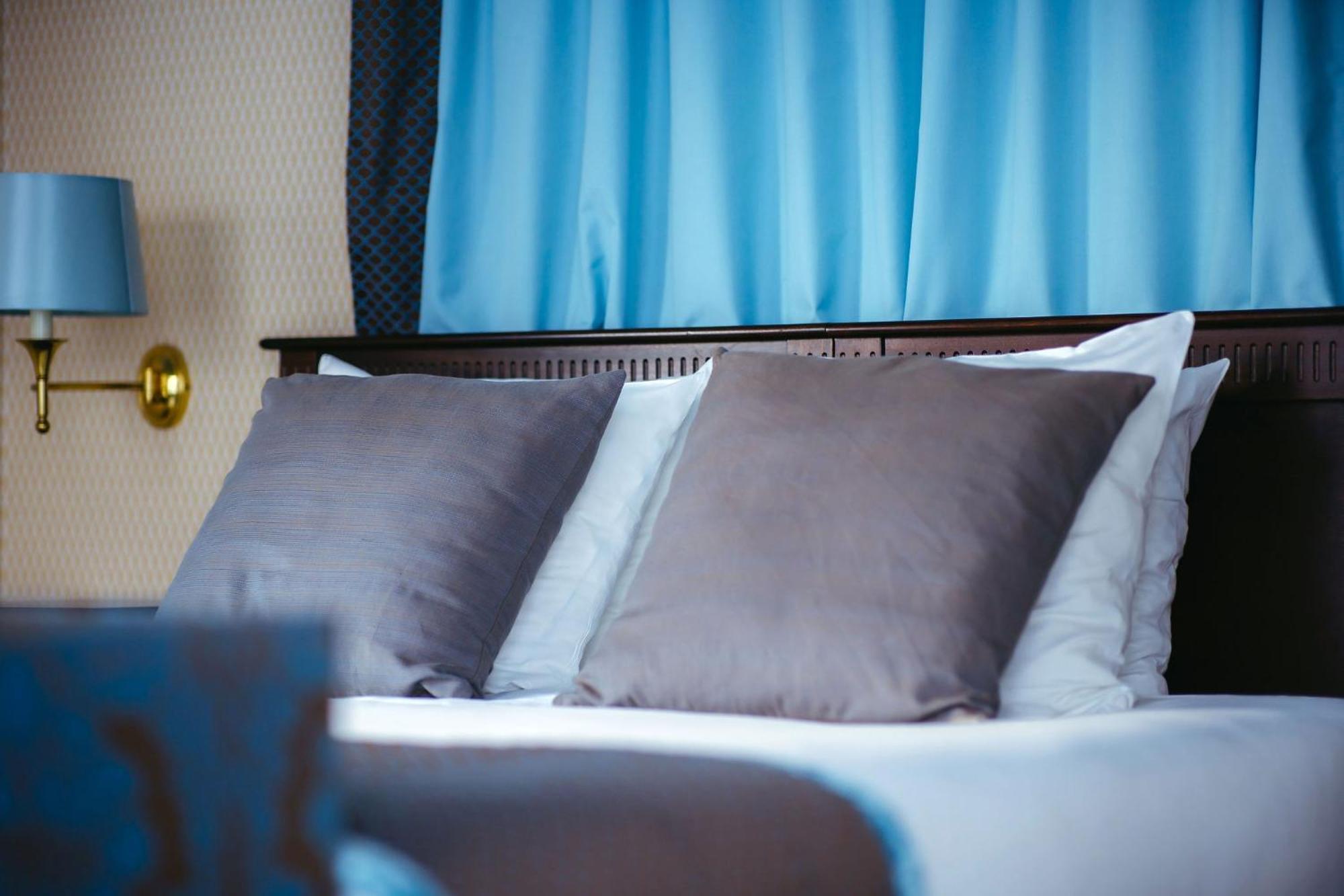 Grand Hotel Karel V Ουτρέχτη Εξωτερικό φωτογραφία Pillows on a bed