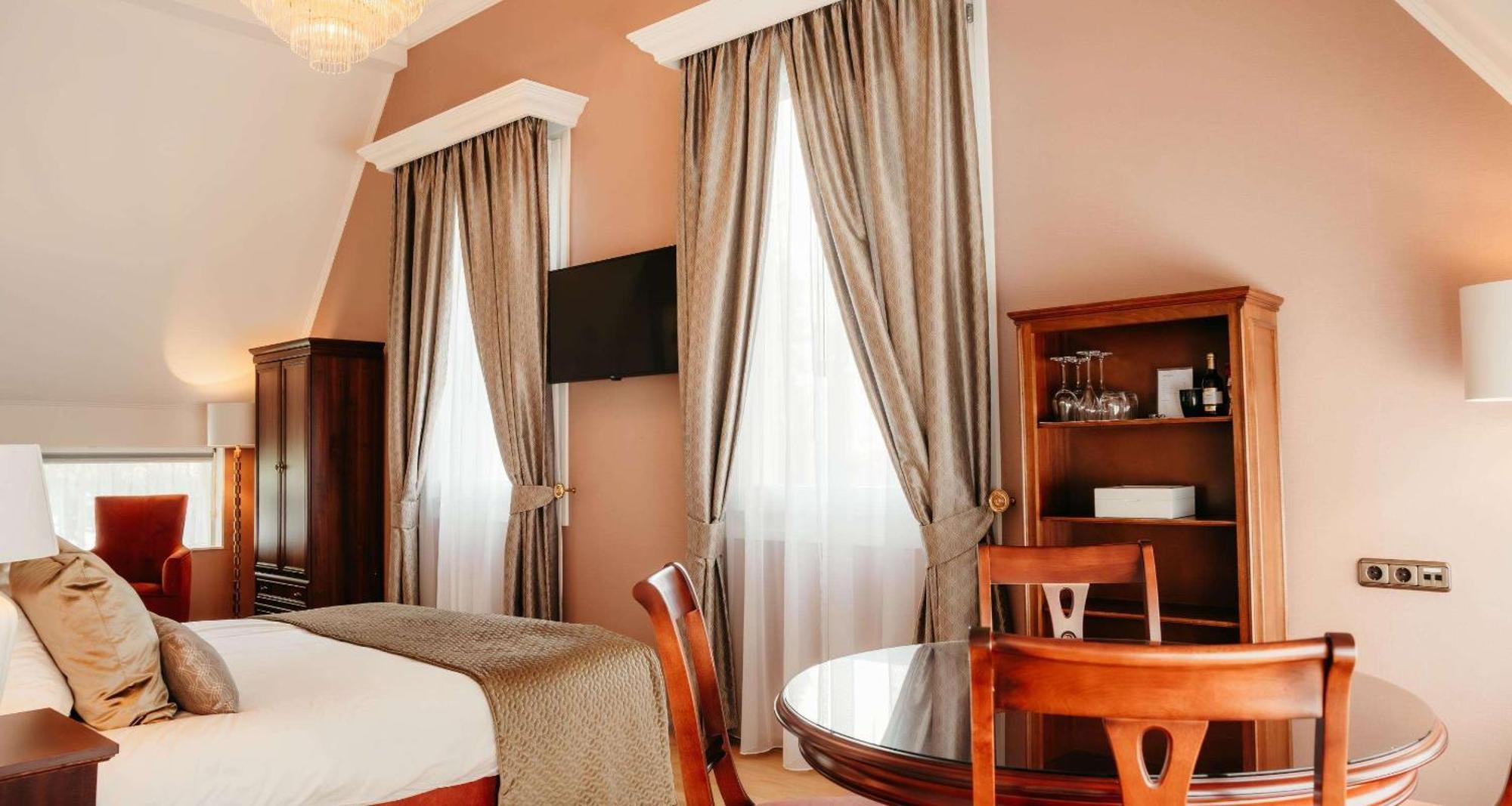 Grand Hotel Karel V Ουτρέχτη Εξωτερικό φωτογραφία A room at the hotel